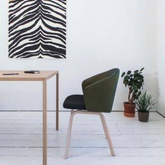 CloseDe Close is ontworpen door de Ijslandse designer Gudmundur Ludvik. Voor de Close geldt dat hij net zo comfortabel zit als dat hij er uit ziet. De ronde rug zorgt voor veel zitcomfort doordat hij zich aangenaam om je rug heen vormt. Het is een elegante stoel die eenvoud uitstraalt.