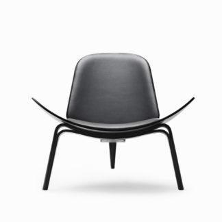 CH07 Shell chairCH07 Shell chair, fauteuil, zit in leder Thor 509 Black, frame beuk zwart gelakt NCS S9000-N