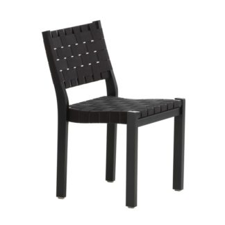 Chair 611Chair 611 frame in zwart gelakt berken zit en rug in gevlochten band 100% linnen zwart op Artek viltglijders