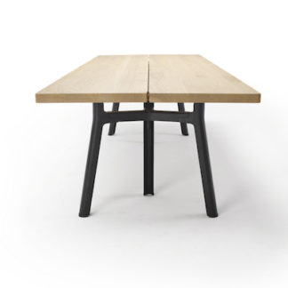 Trestle 2Trestle tafel - massief eiken blad, gezandstraald, afwerking P-lak, onderstel epoxy fine texture zwart op aluminium