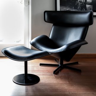 AlmoraAlmora fauteuil, zwart leder KS153 kasia antraciet, schaal antraciet, structuur verni zwart, hoofdsteun chene brossé noirLEVERTIJD: 10 a 12 weken